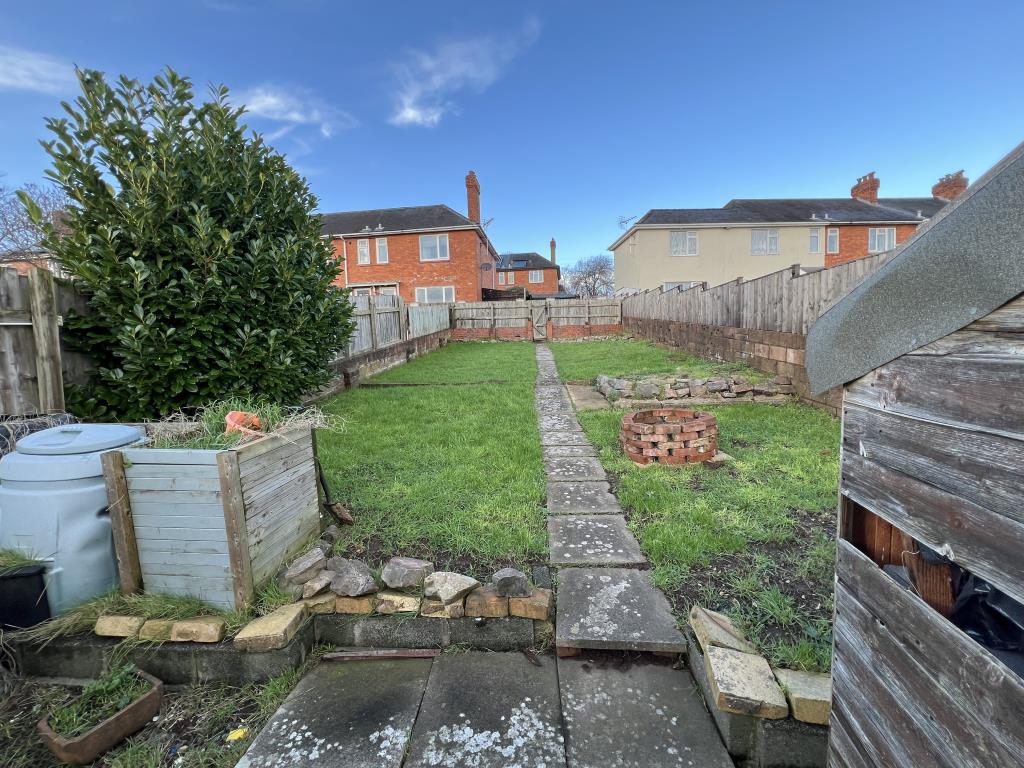 Lot: 163 - PROPERTY WITH GARDEN AND PLANNING PERMISSION FOR A FURTHER DWELLING - Detached garden to front